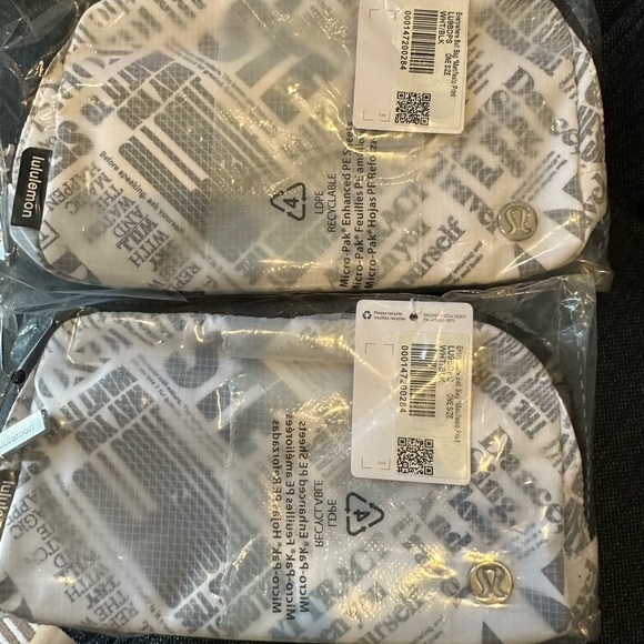 (2318/2319) 🍋 NWT LULULEMON MANIFESTO Belt Bag IN black - Picture 2 of 2